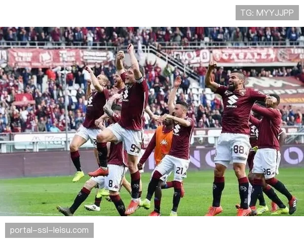 特写：都灵德比赛后，双方球迷在广场自发交换围巾